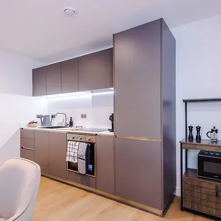 Centre 2 Bed Pool Table Parking * 利兹