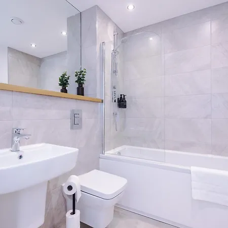 Centre 2 Bed Pool Table Parking * 利兹