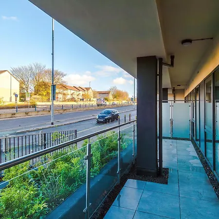 Centre 2 Bed Pool Table Parking 利兹