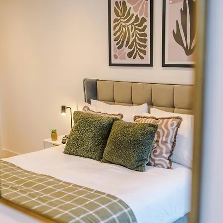 Centre 2 Bed Pool Table Parking 利兹