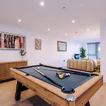 Centre 2 Bed Pool Table Parking * 利兹