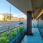 Centre 2 Bed Pool Table Parking 利兹