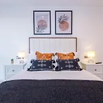 Centre 2 Bed Pool Table Parking 利兹