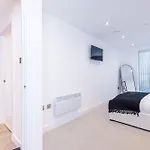 Centre 2 Bed Pool Table Parking * 利兹