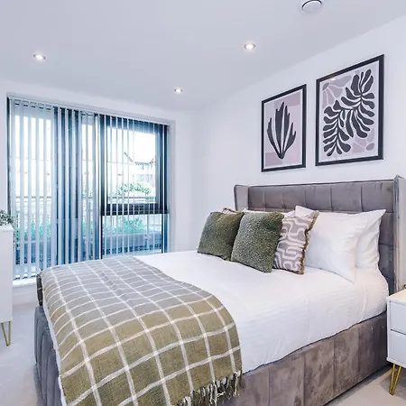 Apartment Lux - 2 Bed & Pool Table, Secure Parking *