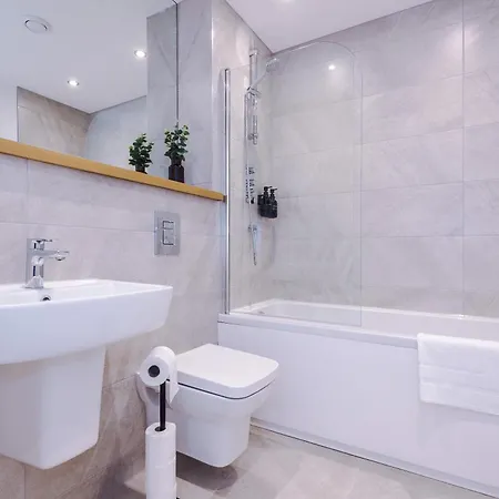 Lux - 2 Bed & Pool Table, Secure Parking *
