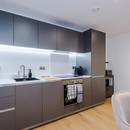 Lägenhet Lux - 2 Bed & Pool Table, Secure Parking