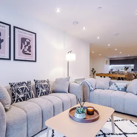 Lux - 2 Bed & Pool Table, Secure Parking Apartment