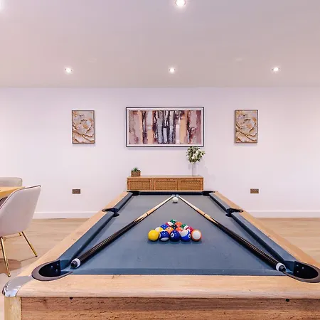 Lux - 2 Bed & Pool Table, Secure Parking * Leeds (West Yorkshire)