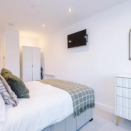 Apartment Lux - 2 Bed & Pool Table, Secure Parking
