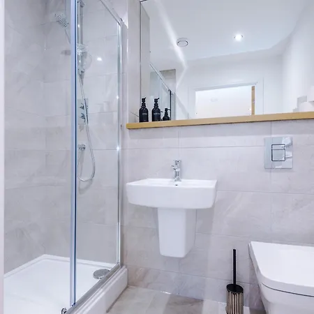 Апартаменты Leeds Lux Apartment - 2 Bed & Pool Table, Secure Parking Лидс