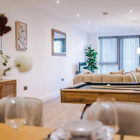 Lux - 2 Bed & Pool Table, Secure Parking