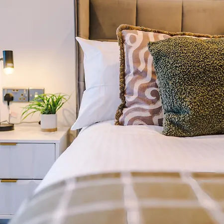 Lux - 2 Bed & Pool Table, Secure Parking *