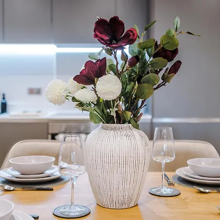 Centre 2 Bed Pool Table Parking *