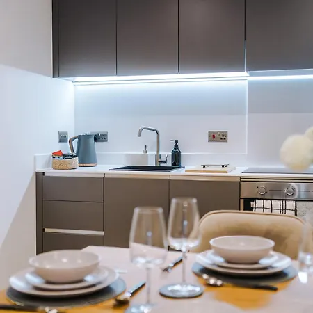 Lux - 2 Bed & Pool Table, Secure Parking Lägenhet