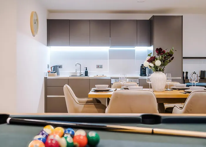 Centre 2 Bed Pool Table Parking * 리즈