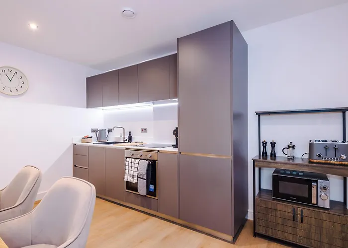 Centre 2 Bed Pool Table Parking * 리즈