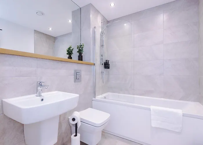 Centre 2 Bed Pool Table Parking * 리즈