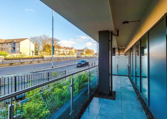 Centre 2 Bed Pool Table Parking Лидс