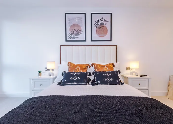 Centre 2 Bed Pool Table Parking 리즈