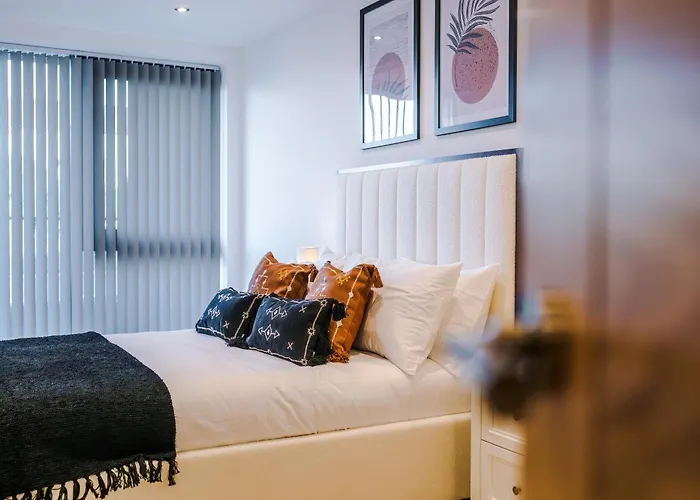 Centre 2 Bed Pool Table Parking *