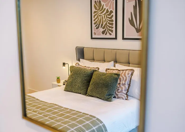 Centre 2 Bed Pool Table Parking Лидс