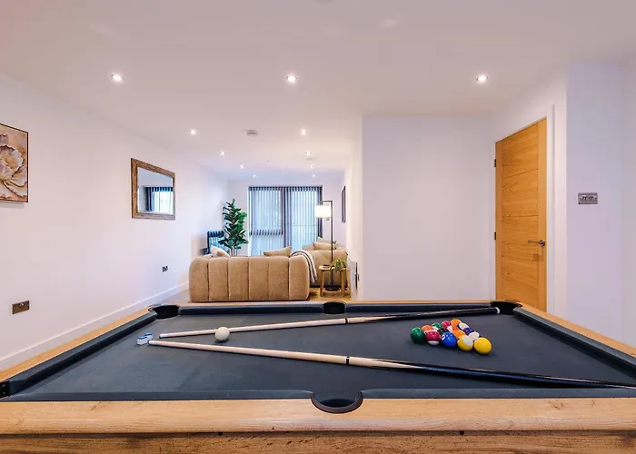 Centre 2 Bed Pool Table Parking Лидс