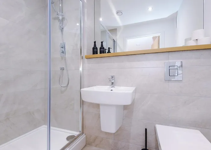 Centre 2 Bed Pool Table Parking *