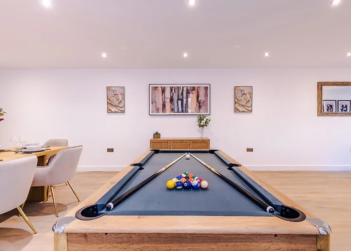 Centre 2 Bed Pool Table Parking * Leeds (West Yorkshire)