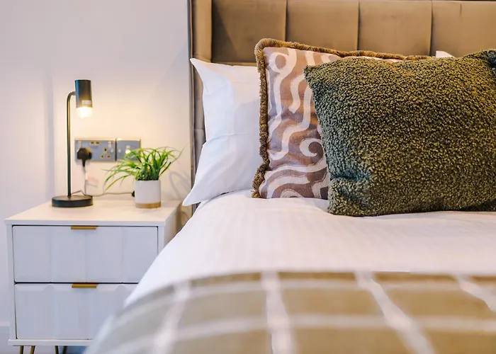 Centre 2 Bed Pool Table Parking *